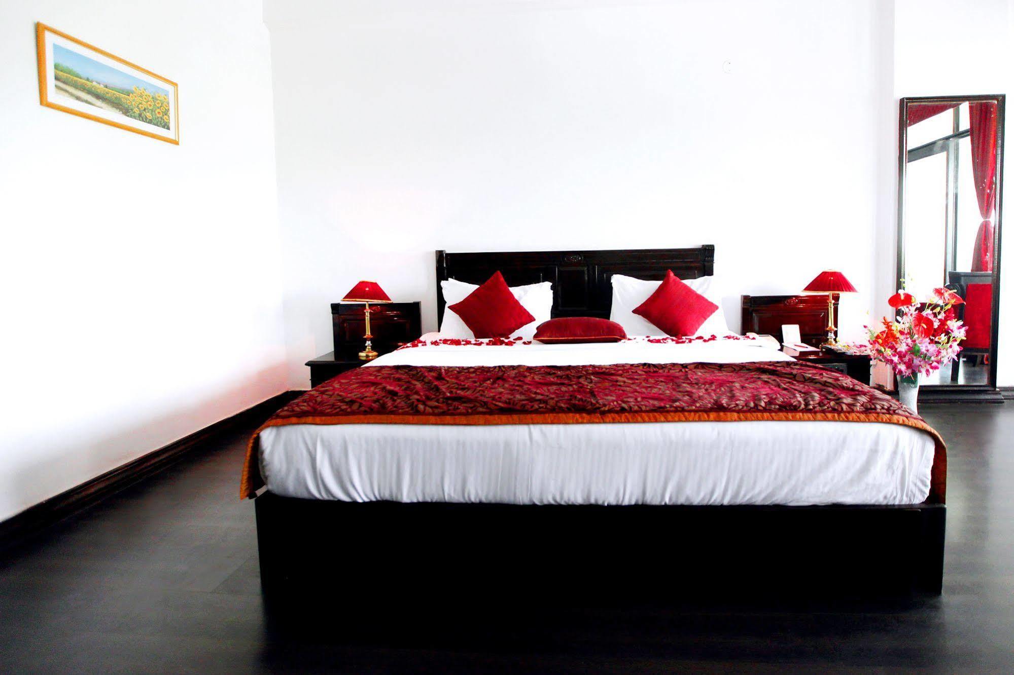 Kc Cross Road Hotel Panchkula Luaran gambar