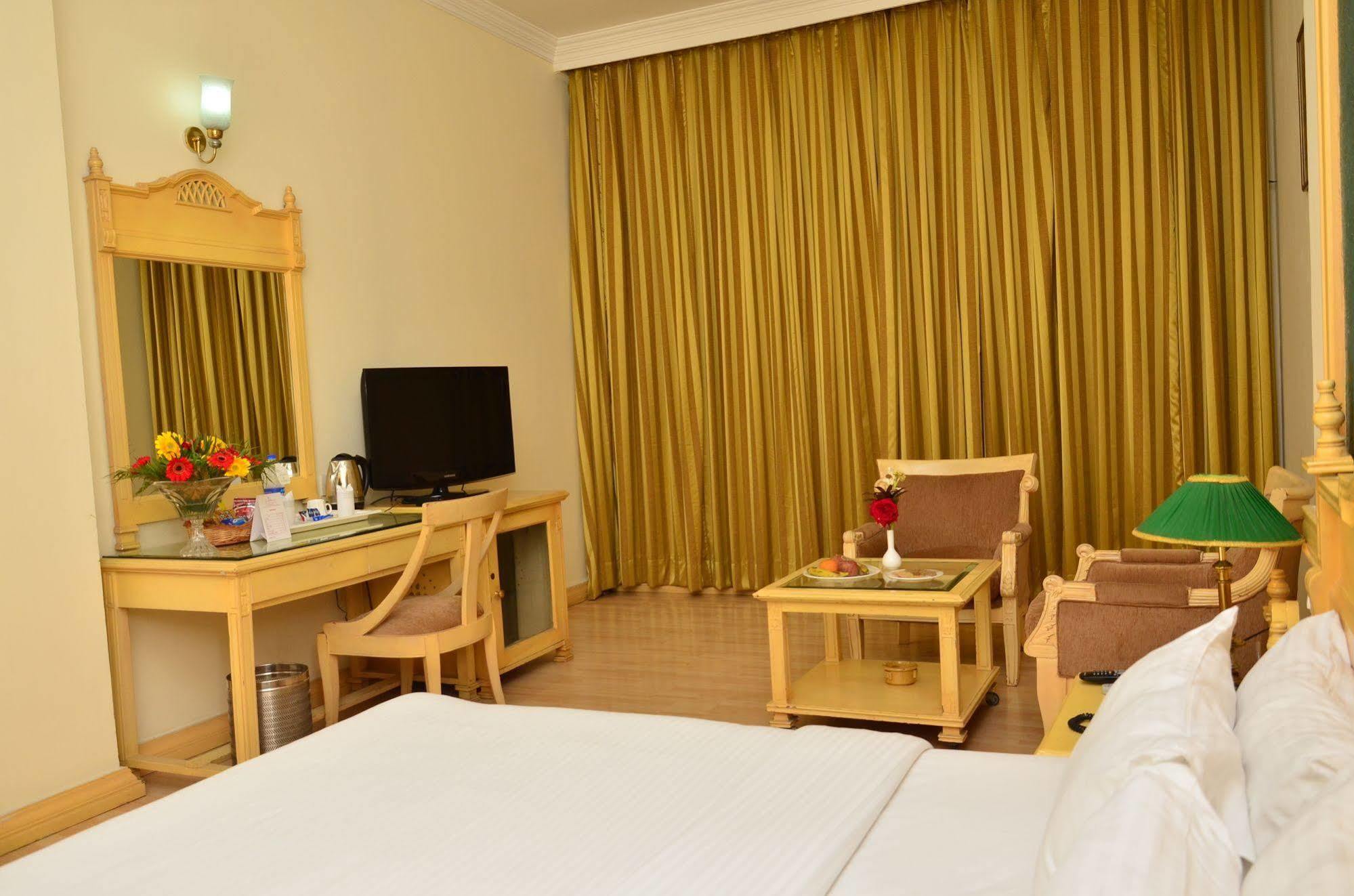 Kc Cross Road Hotel Panchkula Luaran gambar