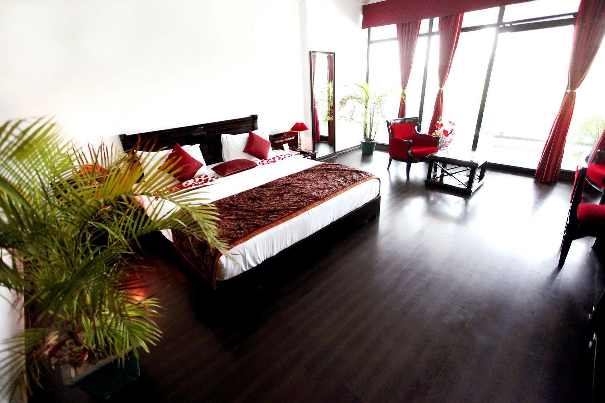 Kc Cross Road Hotel Panchkula Luaran gambar