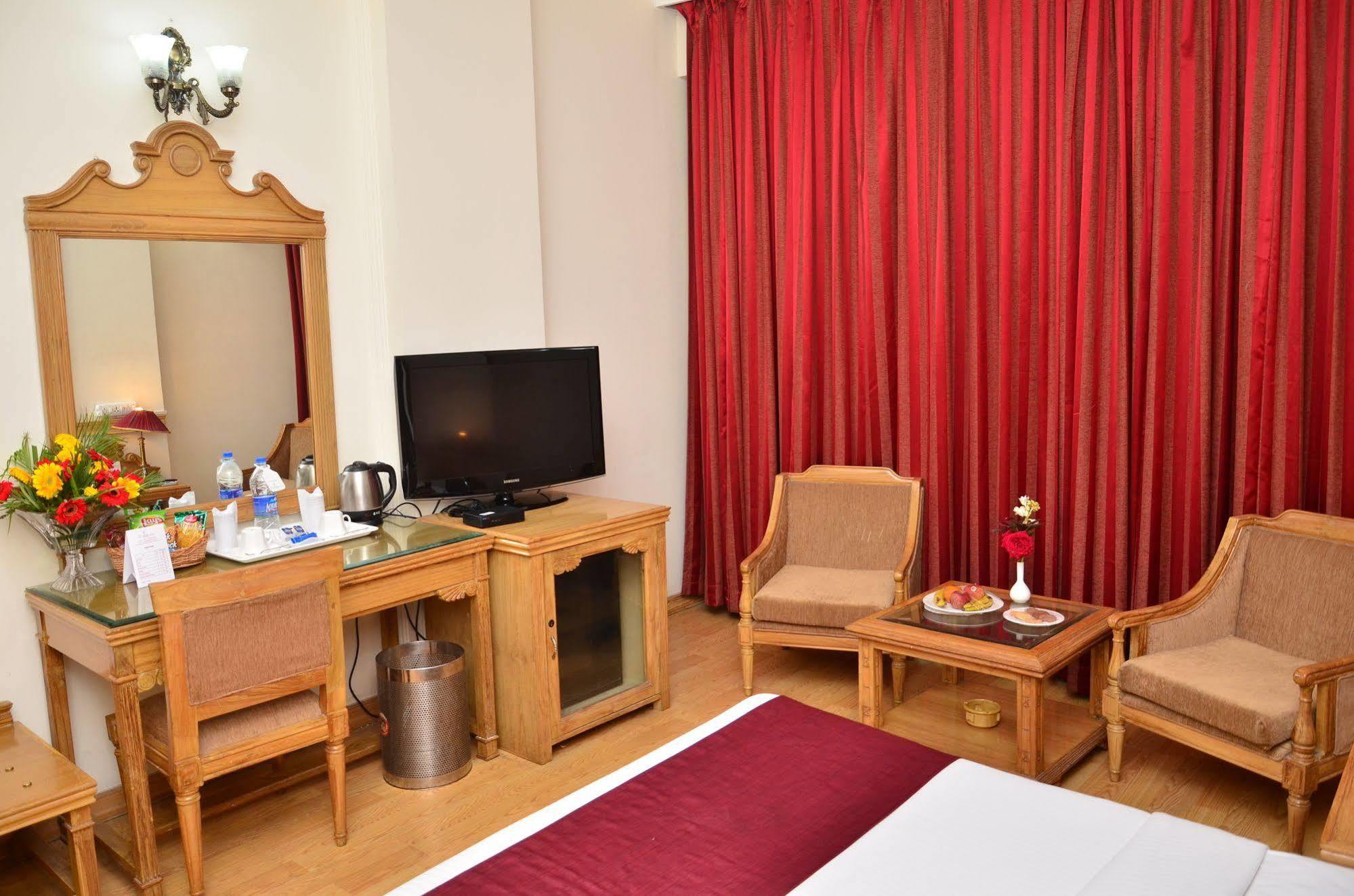 Kc Cross Road Hotel Panchkula Luaran gambar