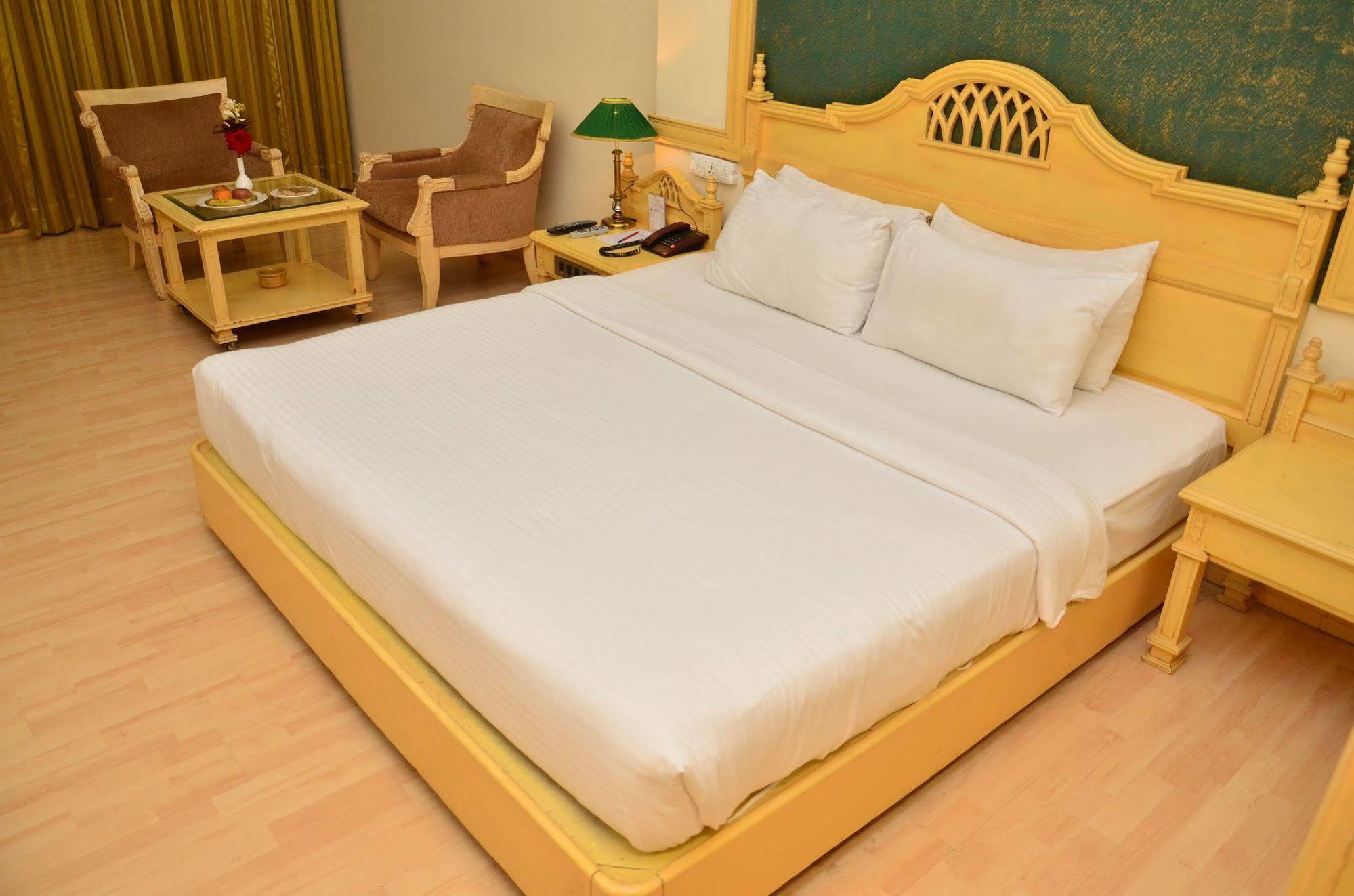 Kc Cross Road Hotel Panchkula Luaran gambar