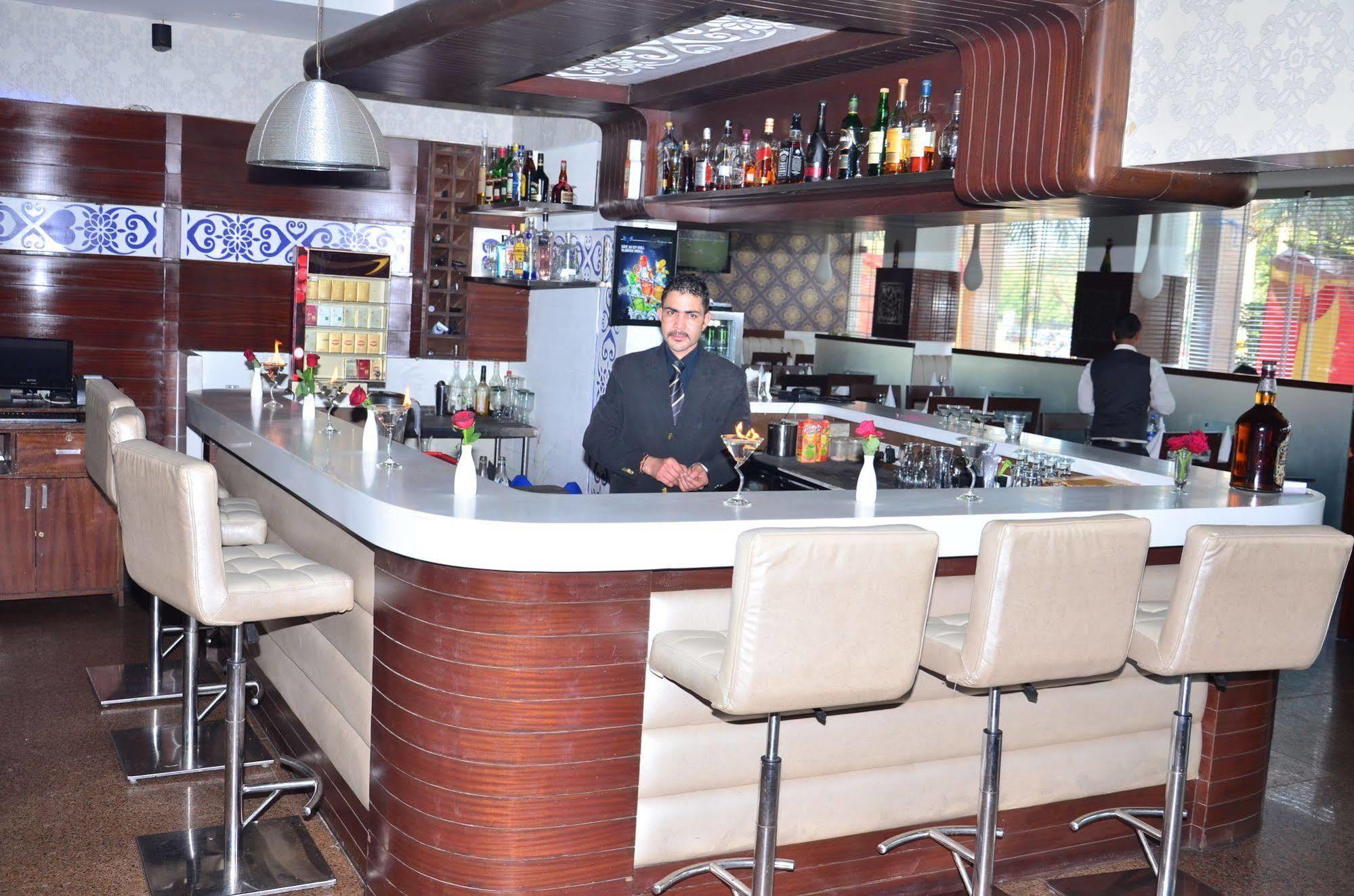 Kc Cross Road Hotel Panchkula Luaran gambar